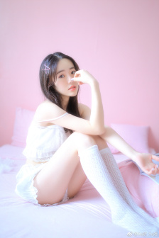 两个女人一边摸一边亲嘴